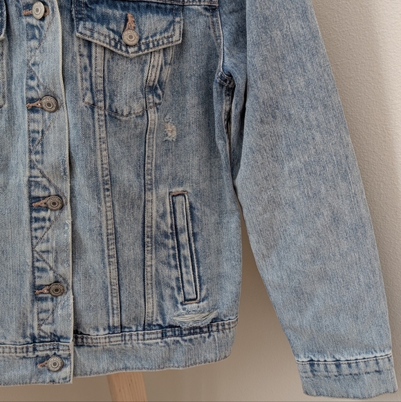 NWOT Old Navy Distressed Button Front Denim Jacket In Light Blue - Picture 3 of 8
